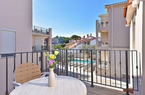 Outdoor dining - Holiday apartment with air conditioning and outdoor pool (Fažana)