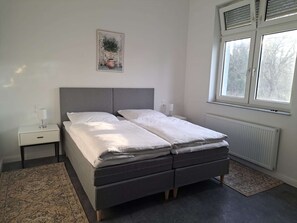 2 bedrooms, desk, iron/ironing board, WiFi - Modern, spacious 2-room apartment - 85 m² (Solingen)