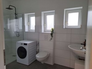 Shower, hair dryer, towels - Modern, spacious 2-room apartment - 85 m² (Solingen)