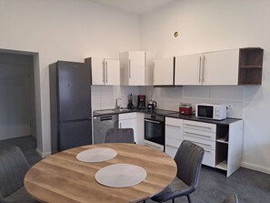 Fridge, microwave, oven, stovetop - Modern, spacious 2-room apartment - 85 m² (Solingen)