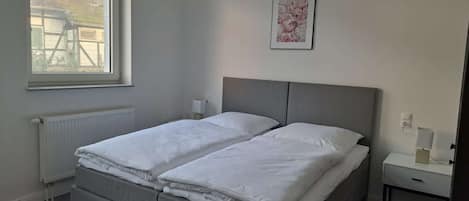 Desk, iron/ironing board, WiFi, bed sheets