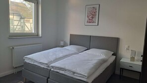 Desk, iron/ironing board, WiFi, bed sheets - Modern, spacious 3-room apartment - 85 m² (Solingen)
