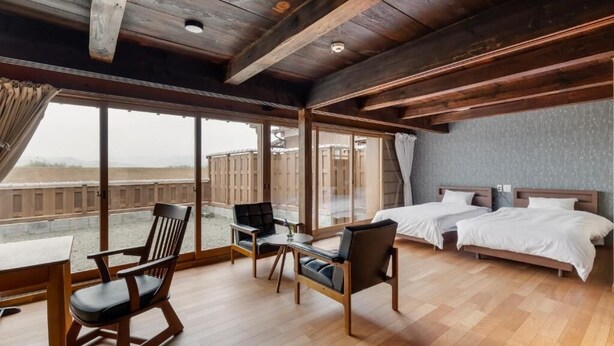 A room with two beds, a table, and chairs. - Oyado Satsuki Nara Gojo Shinmachi (Gojo)