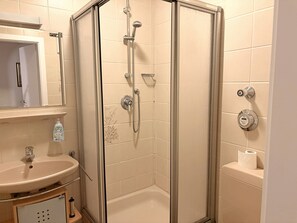 Dusche, Haartrockner, Handtücher