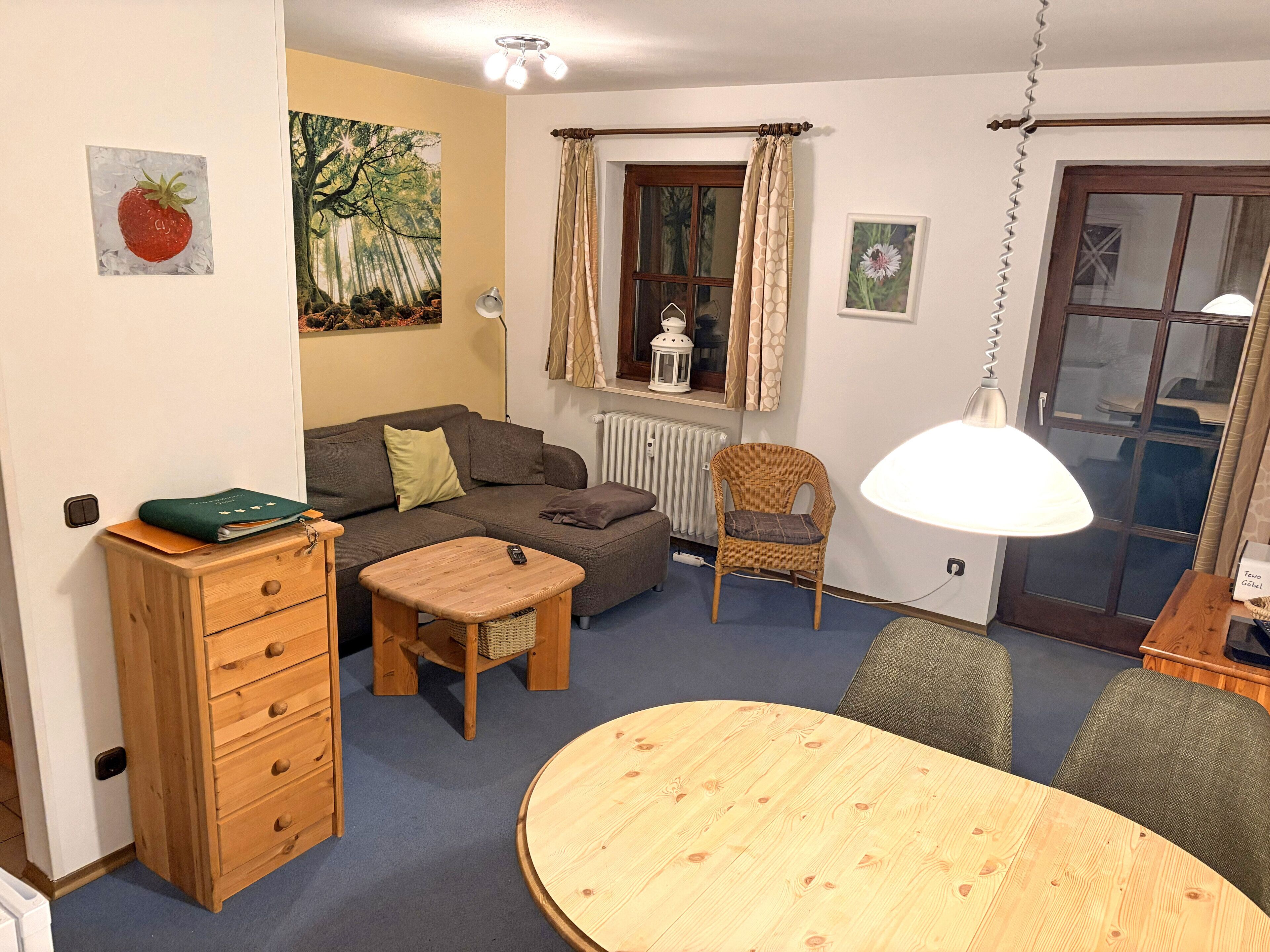 Maisonette-Ferienwohnung 56 qm ein separates Schlafzimmer, zwei Badezimmer und Balkon, App. 12-Wohnraum mit Schlafcouch und Balkon