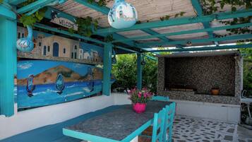 Superior-Apartment, Gartenblick, am Strand | Speisen im Freien