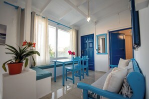 Apartamento superior, vista para o jardim, ao lado da praia | Área de estar