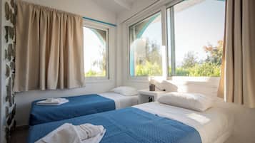 Apartamento superior, vista para o jardim, ao lado da praia | Cortinas blackout, quartos à prova de som, ferros/tábuas de passar roupa