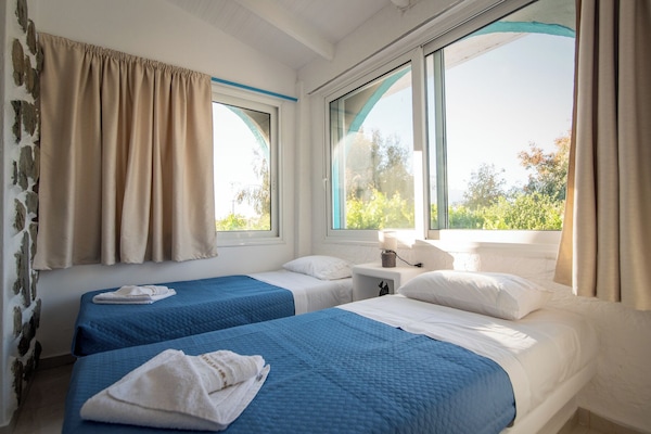 Apartamento superior, vista para o jardim, ao lado da praia | Cortinas blackout, quartos à prova de som, ferros/tábuas de passar roupa