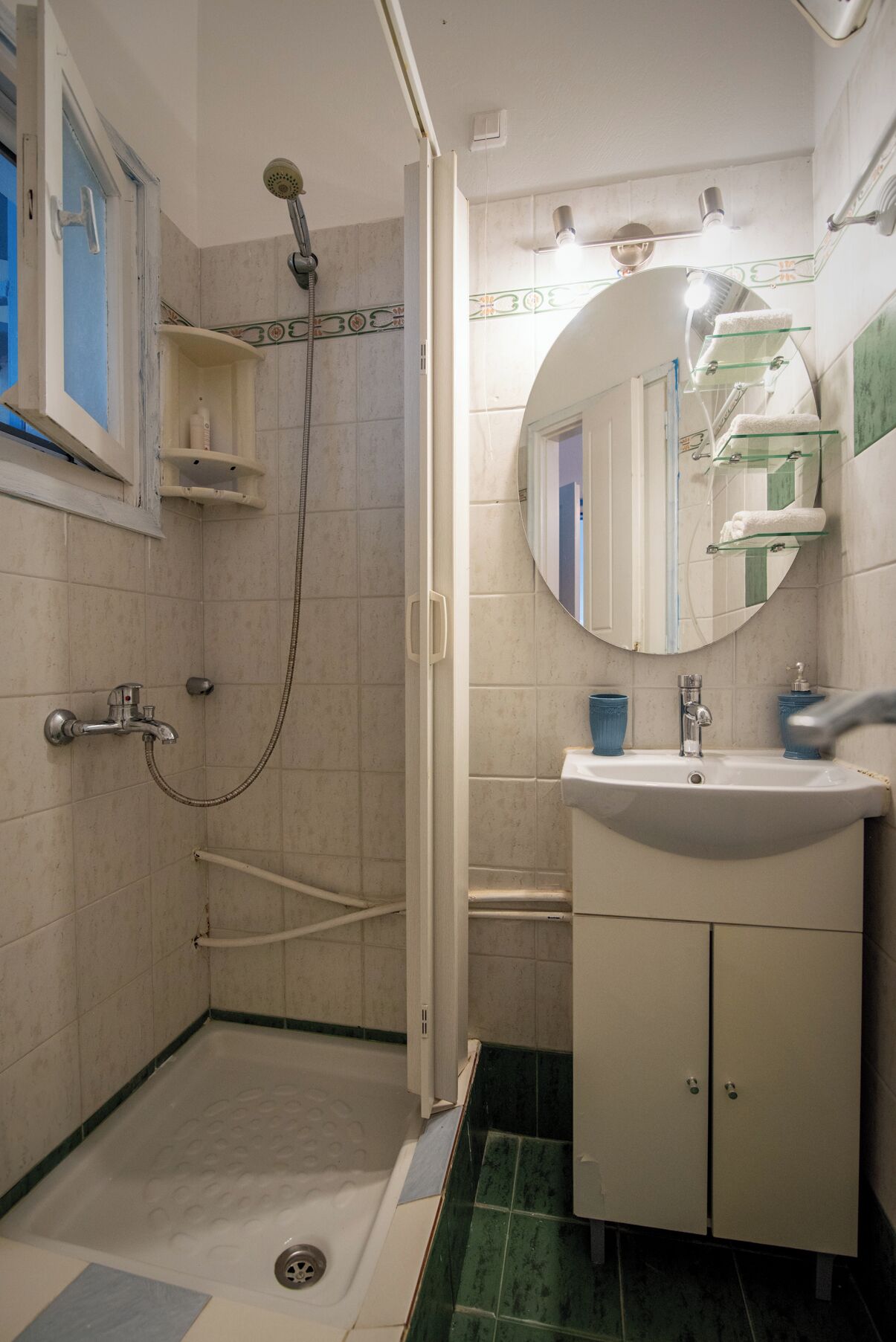 Apartamento superior, vista para o jardim, ao lado da praia | Banheiro | Chuveiro, secador de cabelo, toalhas de banho, sabonete