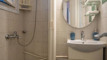 Apartamento superior, vista para o jardim, ao lado da praia | Banheiro | Chuveiro, secador de cabelo, toalhas de banho, sabonete