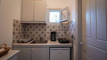 Standard-Apartment, 2 Schlafzimmer, Gartenblick, am Strand | Eigene Küche | Mini-Kühlschrank, Herdplatte, Kochgeschirr/Geschirr/Besteck