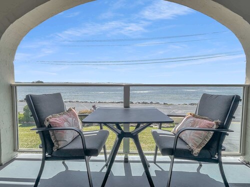 Beachside Studio Steps from Casey’s Beach