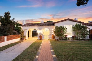 Exterior - 4-bedroom Spanish Sunset bungalow with AC/Heat for relaxing stays (Los Angeles)