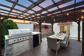 Outdoor dining - 4-bedroom Spanish Sunset bungalow with AC/Heat for relaxing stays (Los Angeles)