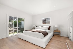 4 bedrooms, WiFi, bed sheets - 4-bedroom Spanish Sunset bungalow with AC/Heat for relaxing stays (Los Angeles)