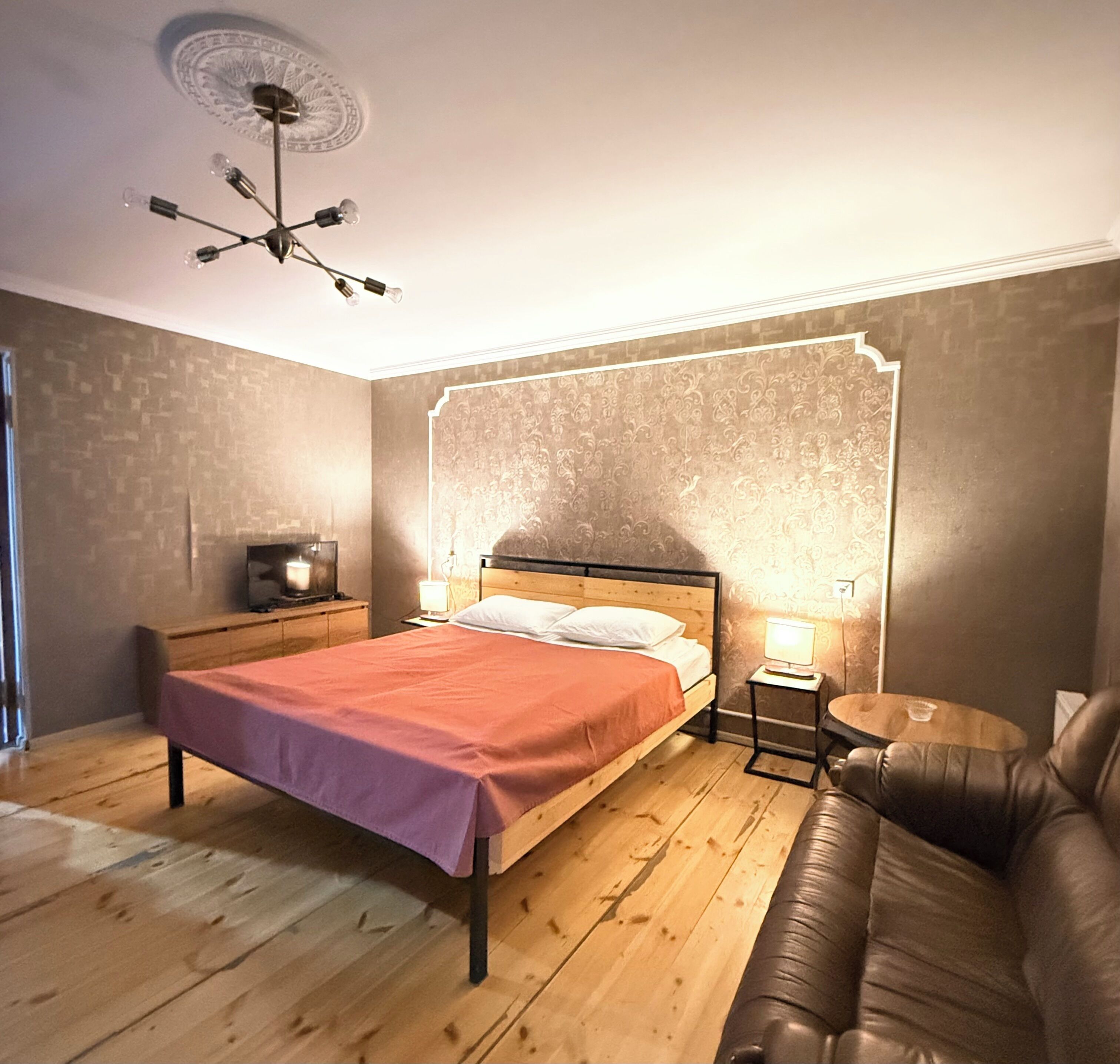 Strygejern/strygebræt, internetforbindelse, sengetøj