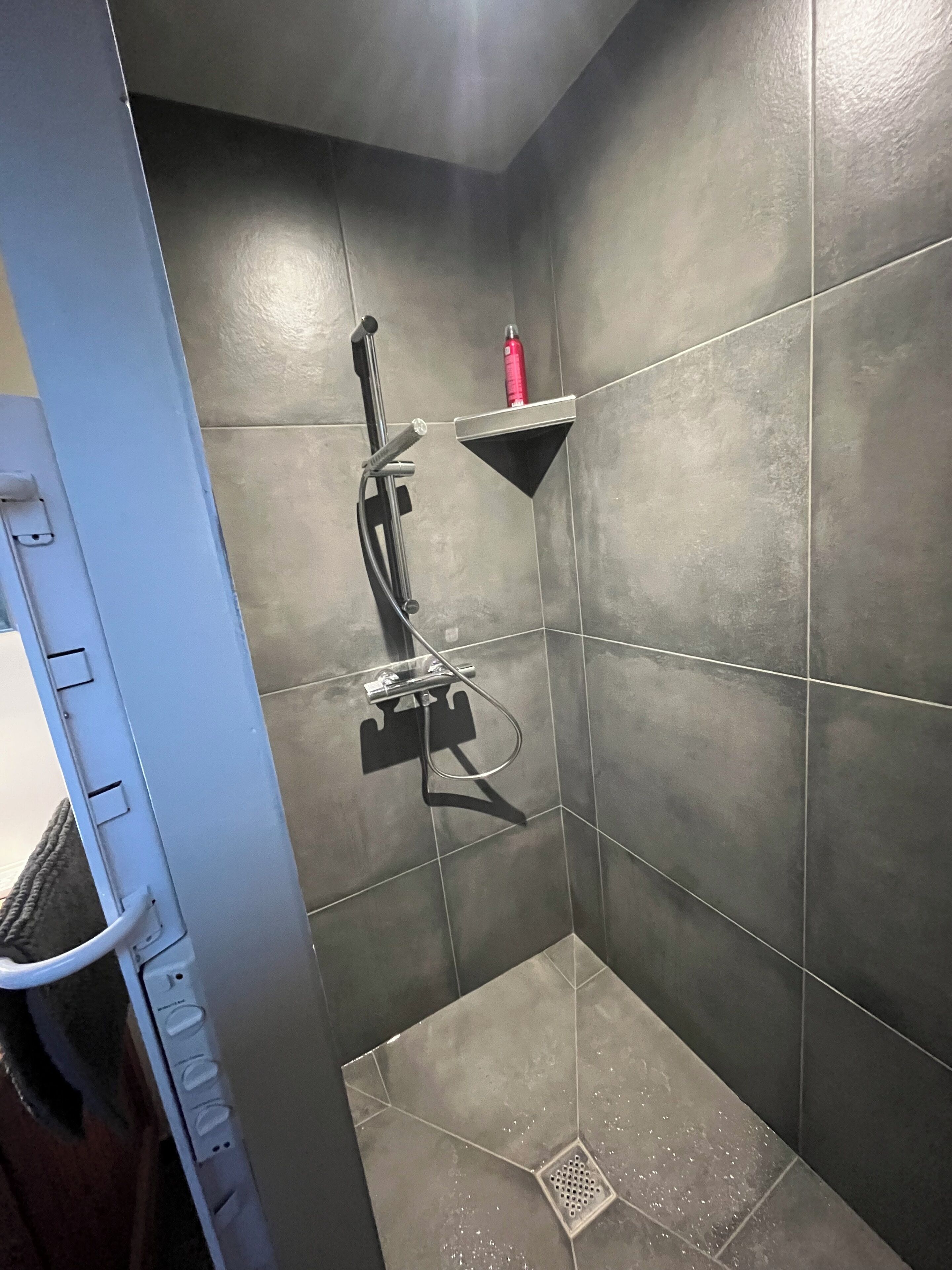 Douche, sèche-cheveux, serviettes fournies, papier toilette