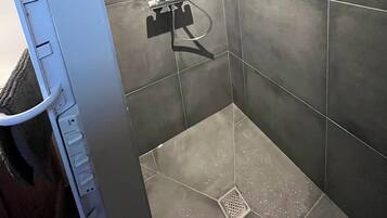 Douche, sèche-cheveux, serviettes fournies, papier toilette