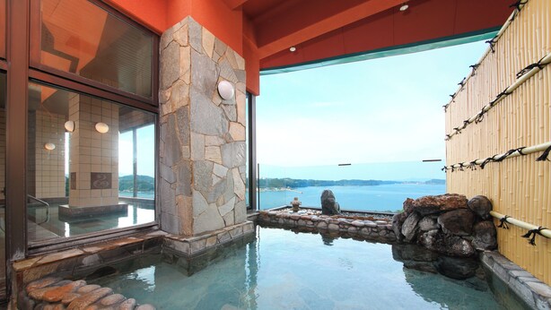 A hot spring area with stone walls and a view of the sea. - tabiyadoyobuko (Karatsu)