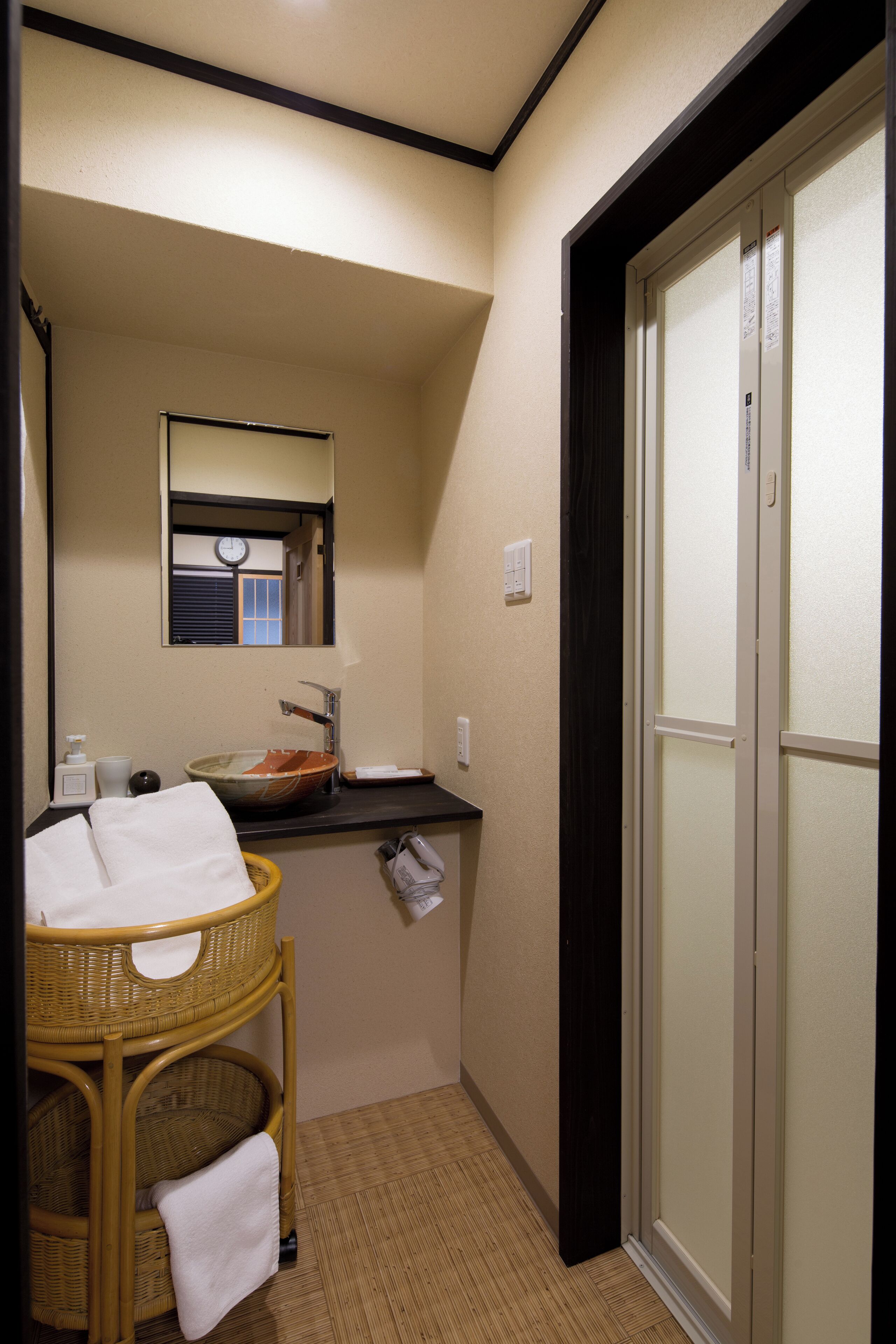 Basic Villa | Bathroom | Combined shower/tub, free toiletries, hair dryer, towels