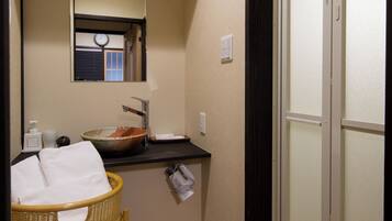 Basic Villa | Bathroom | Combined shower/tub, free toiletries, hair dryer, towels