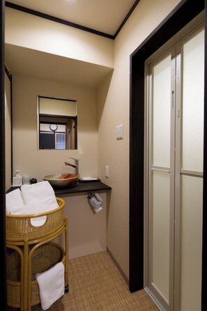 Villa básica | Baño | Ducha y bañera combinadas y artículos de higiene personal gratuitos