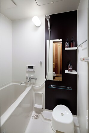 Basic Villa | Bathroom | Combined shower/tub, free toiletries, hair dryer, towels - Kanade Tofukuji-minamimon (Kyoto)
