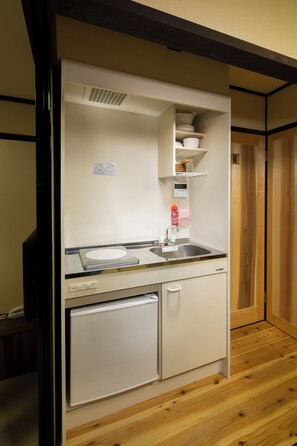 Villa básica | Cocina privada | Frigorífico pequeño, microondas y placa de cocina