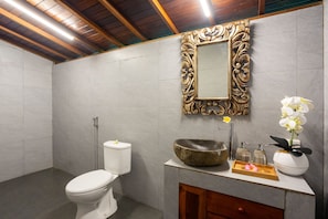 Deluxe Double Room, Balcony, Garden View | Bathroom | Free toiletries, hair dryer, towels, soap - Pondok Naples Ubud by Bali Cabin (Bali)