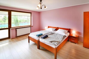 House | 4 bedrooms, individually furnished - Large Holiday Home, Private Garden (Kołobrzeg)