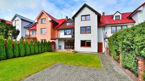Une rangée de maisons modernes, dotées d’une pelouse bien entretenue et d’un chemin en briques.