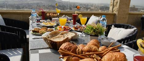 Petit déjeuner composé de spécialités régionales compris tous les jours