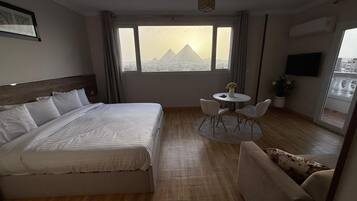 Deluxe-sviitti, kaupunkinäköala | Tallelokero huoneessa, työpöytä, pimennysverhot, äänieristys