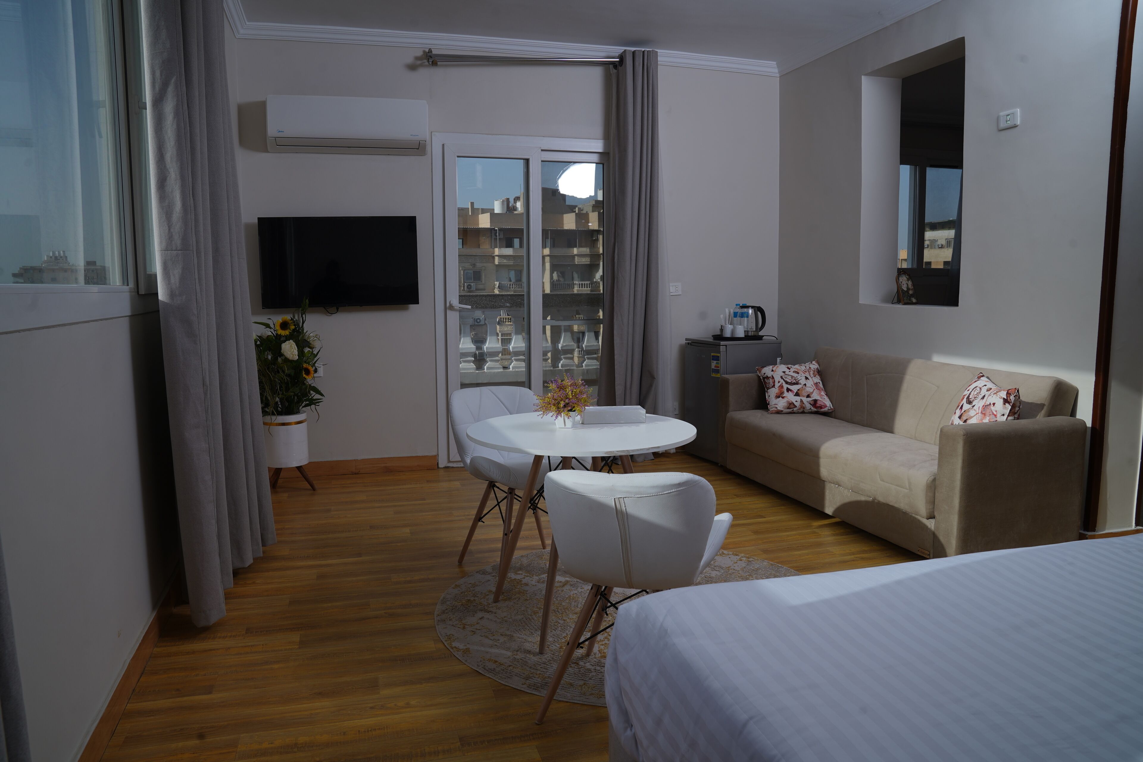 Deluxe Suite, City View | In-room safe, desk, blackout drapes, soundproofing