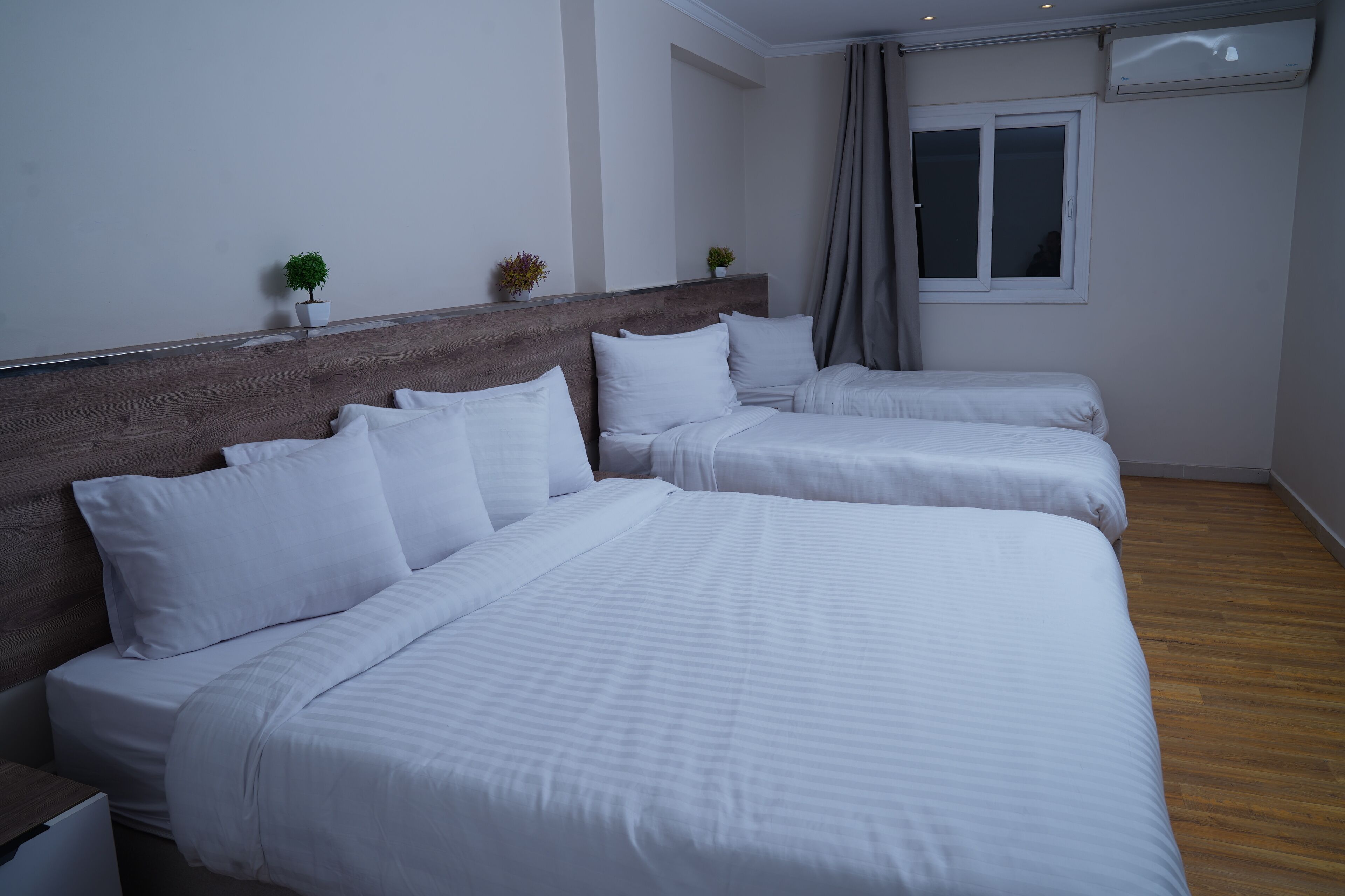 Kamar Double Comfort, pemandangan kota | Brankas, meja kerja, tirai kedap cahaya, dan kedap suara