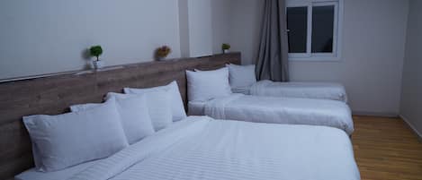 Habitació doble Comfort, vistes a la ciutat | Caixa forta a l'habitació, escriptori i cortines opaques