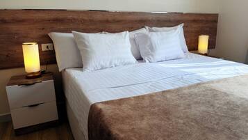 Habitación doble Confort, vista a la ciudad | Baño | Regadera, amenidades de baño gratuitas, secadora de cabello, pantuflas