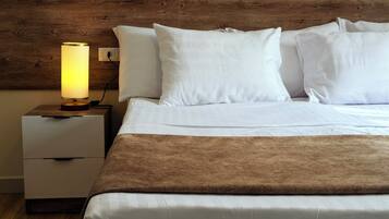 Habitación Confort doble, vistas a la ciudad | Caja fuerte, escritorio, cortinas opacas y sistema de insonorización