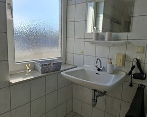 Shower, hair dryer, towels - Room 'Zimmer 1' in Extertal (Extertal)
