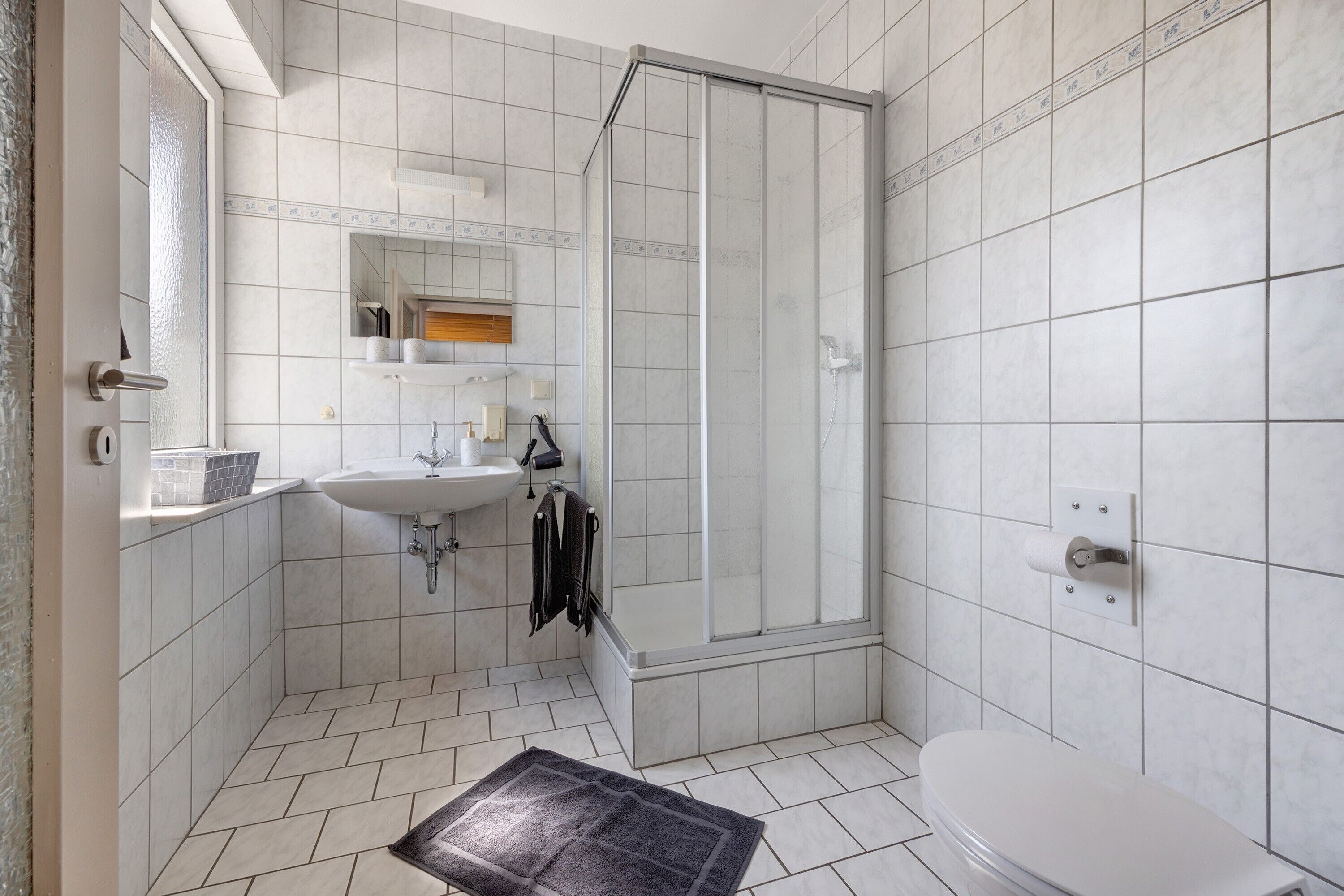 Dusche, Haartrockner, Handtücher