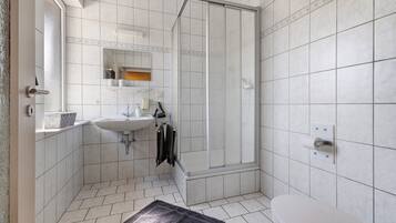 Dusche, Haartrockner, Handtücher