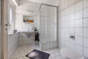 Shower, hair dryer, towels - Room 'Zimmer 1' in Extertal (Extertal)