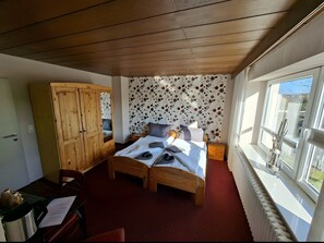 1 bedroom, bed sheets