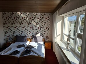 1 bedroom, bed sheets