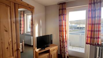 1 bedroom, bed sheets