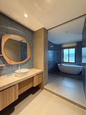 Family Villa, Ocean View | Bathroom | Free toiletries, towels, soap, shampoo - VANDON VILLA BY HARRISON (Quang Ninh)