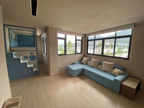 ファミリー ヴィラ オーシャンビュー | リビング エリア