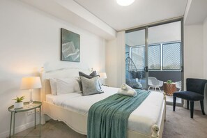 Een strijkplank/strijkijzer, wifi, beddengoed