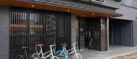 Un bâtiment portant l’enseigne « CHISUN STANDARD » et une rangée de vélos garés à l’extérieur.